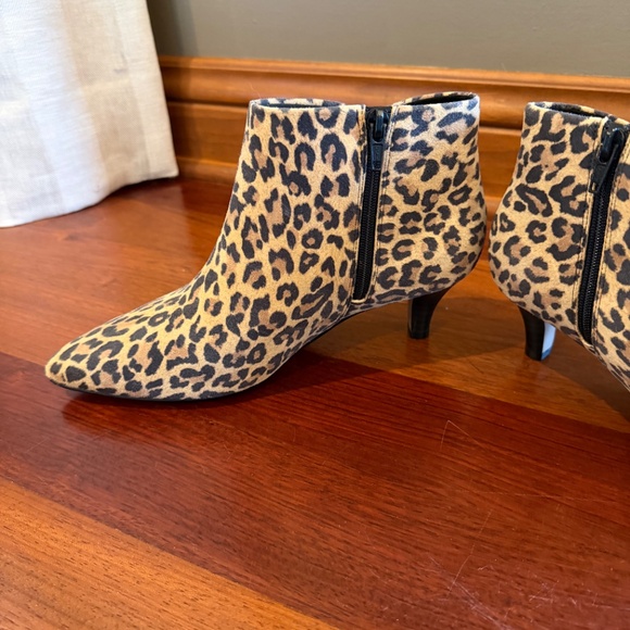 Clarks Lineal Collection Sea Leopard Cheetah Print Ankle Boot, Size 7 - Picture 4 of 12